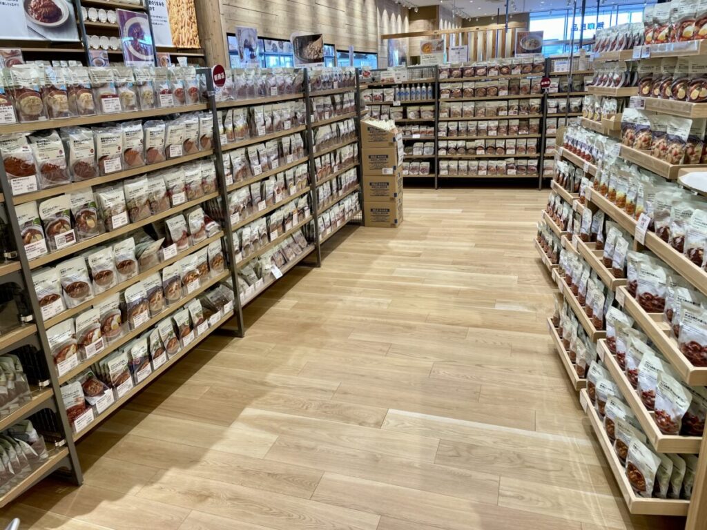 無印良品水戸赤塚店のレトルトカレー売り場