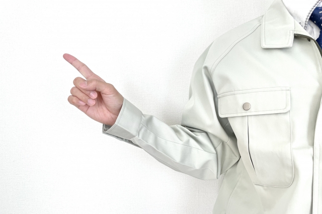 指さしする男性作業員