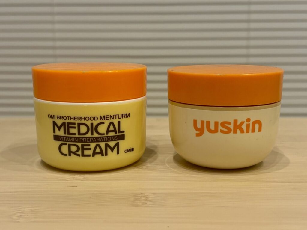 メディカルクリームとユースキンを並べた写真