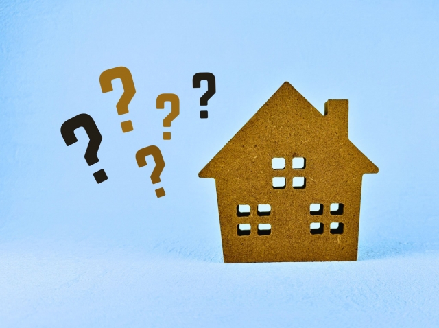 家の模型とハテナのマーク