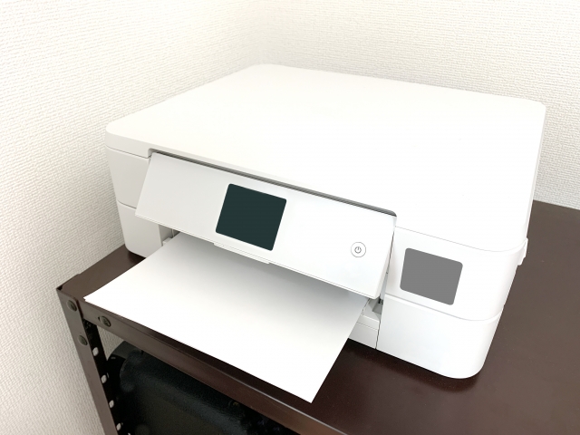 用紙が出ているプリンター