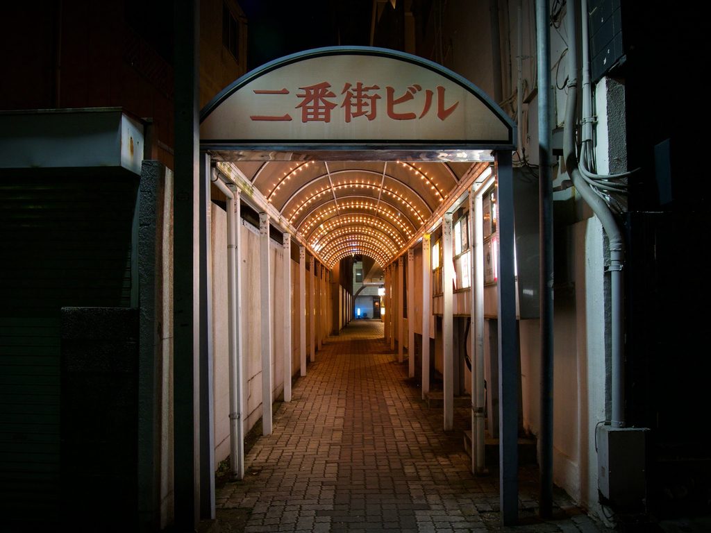 電球が連なる二番街ビルのアーチ型アーケード