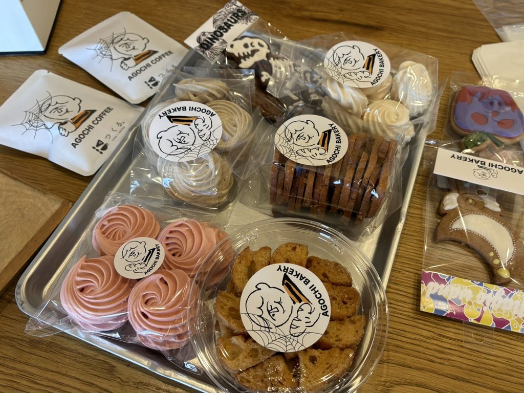 手土産に買ったメレンゲやラスク、恐竜クッキー、ドリップコーヒー