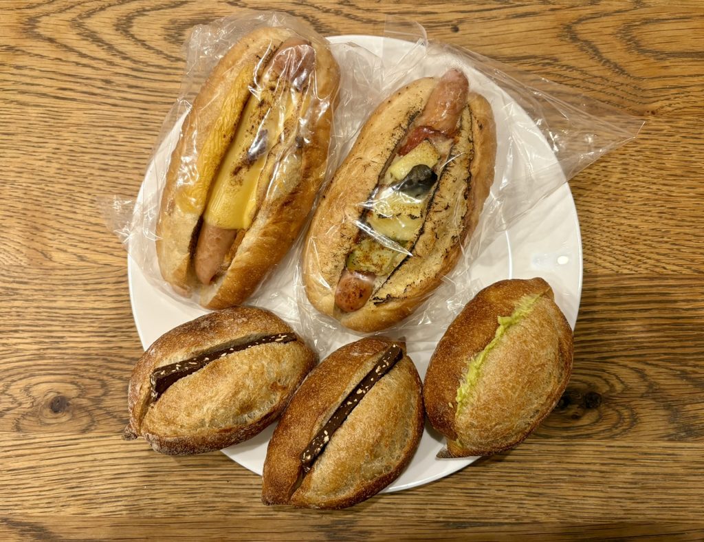 自宅用に買った惣菜パンとハード系のサンド