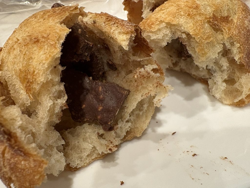 ヘーゼルナッツ入りのチョコが入ったパンの断面