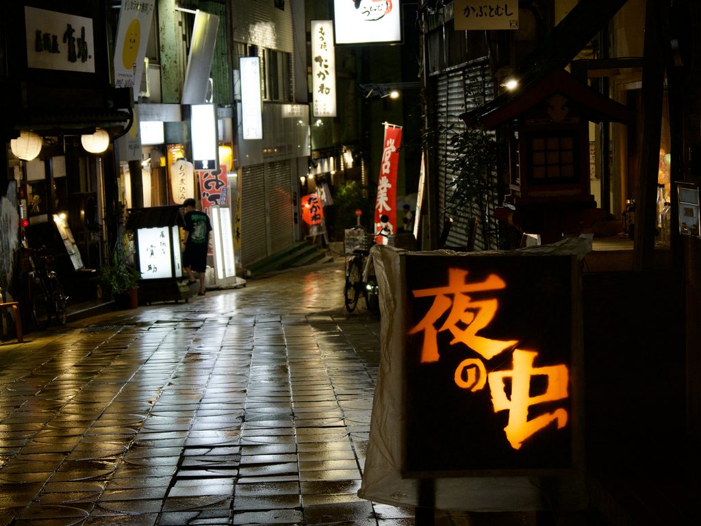 雨上がりの宮下銀座商店街の路地と光る看板