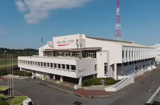 青空の下にあるリリーアリーナMITOの白い建物