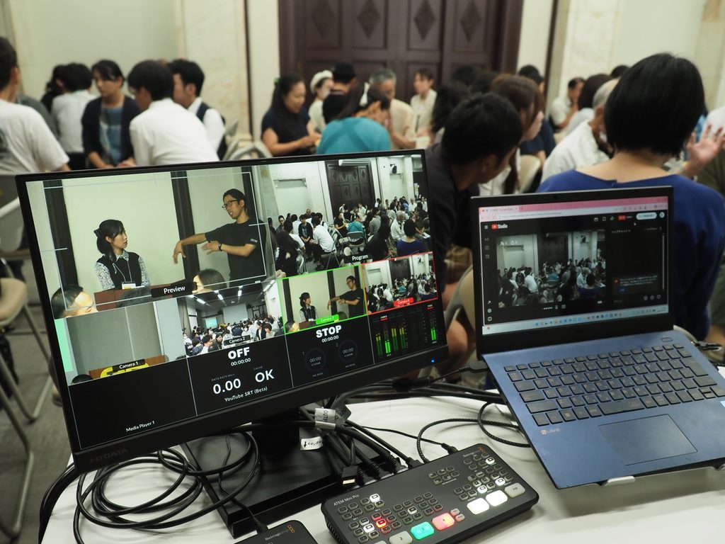 オモロー授業発表会イベント会場で複数のカメラ映像を確認しながら動画を生配信するためのモニターと専用の機材